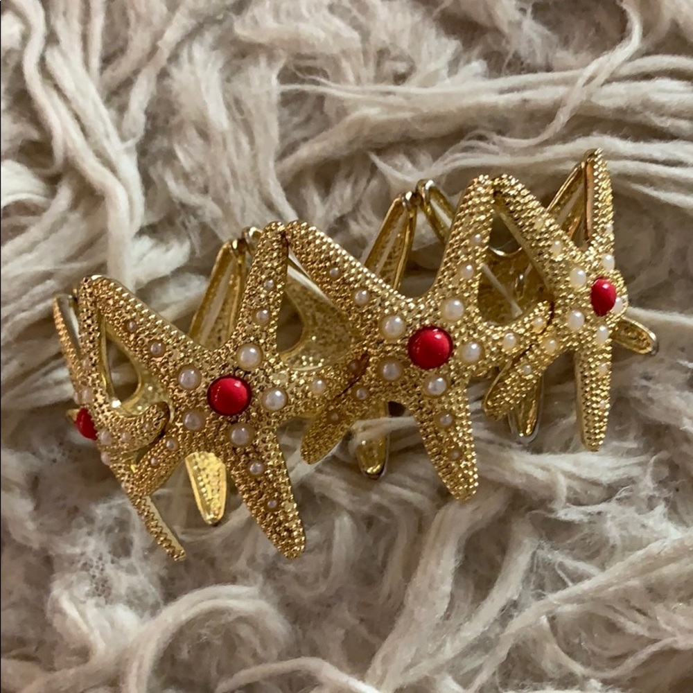 Gold pearl starfish bracelet